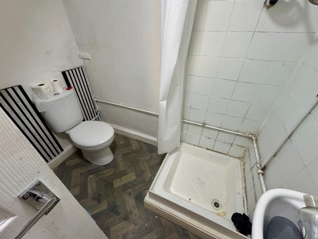 Lot: 169 - TOWN CENTRE FREEHOLD BLOCK OF FOUR FLATS - Basement flat - shower room/WC